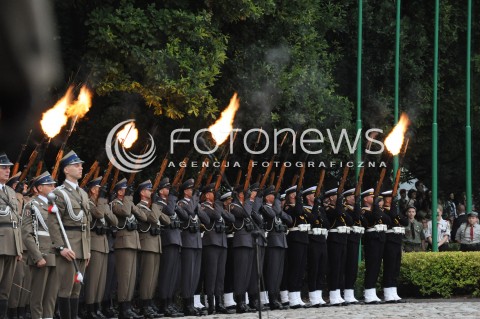  01.08.2014 WARSZAWA<br />UROCZYSTOSCI POWSTANCZE W WARSZAWIE<br />N/Z ZOLNIERZE ROZNYCH FORMACJI SALWA HONOROWA<br /> 