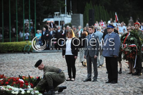  01.08.2014 WARSZAWA<br />UROCZYSTOSCI POWSTANCZE W WARSZAWIE<br />N/Z BURMISTRZ DZIELNICY URSYNOW PIOTR GUZIAL SKLADA WIENIEC<br /> 