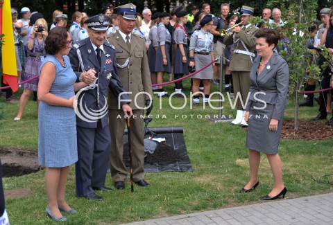  01.08.2014 WARSZAWA<br />70 ROCZNICA POWSTANIA WARSZAWSKIEGO<br />UROCZYSTOSC POSADZENIA DRZEWA PAMIECI<br />N/Z GENERAL ZBIGNIEW SCIBOR RYLSKI  PREZYDENT WARSZAWY HANNA GRONKIEWICZ WALTZ <br /> 