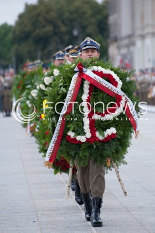  01.08.2014 WARSZAWA<br />70 ROCZNICA POWSTANIA WARSZAWSKIEGO<br />UROCZYSTA ZMIANA WARTY PRZY GROBIE NIEZNANEGO ZOLNIERZA<br />N/Z ZOLNIERZE KWIATY<br /> 