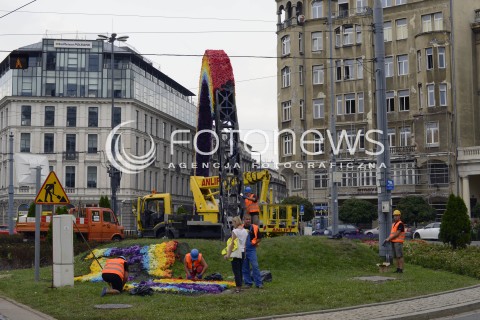  07.08.2014 WARSZAWA<br />REKONSTRUKCJA TECZY NA PLACU ZBAWICIELA W WARSZAWIE<br />N/Z ODBUDOWYWANA TECZA <br /> 