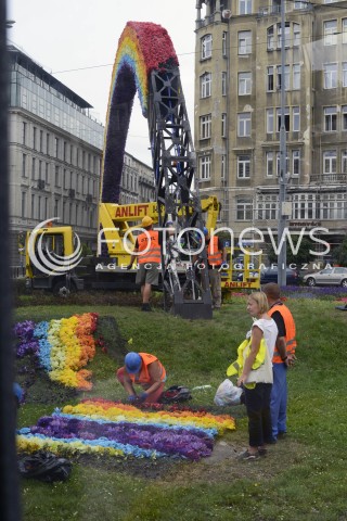  07.08.2014 WARSZAWA<br />REKONSTRUKCJA TECZY NA PLACU ZBAWICIELA W WARSZAWIE<br />N/Z ODBUDOWYWANA TECZA <br /> 