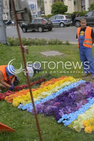  07.08.2014 WARSZAWA<br />REKONSTRUKCJA TECZY NA PLACU ZBAWICIELA W WARSZAWIE<br />N/Z ODBUDOWYWANA TECZA <br /> 
