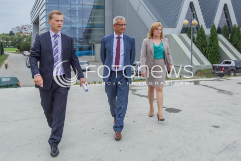  13.08.2014 RZESZOW<br />MINISTER SPORTU ANDRZEJ BIERNAT PODCZAS WIZYTY W SKATEPARKU W RZESZOWIE<br />N/Z ANDRZEJ BIERNAT (C) MARCIN DEREGOWSKI (L) JOLANTA KAZMIERCZAK (P)<br /> 