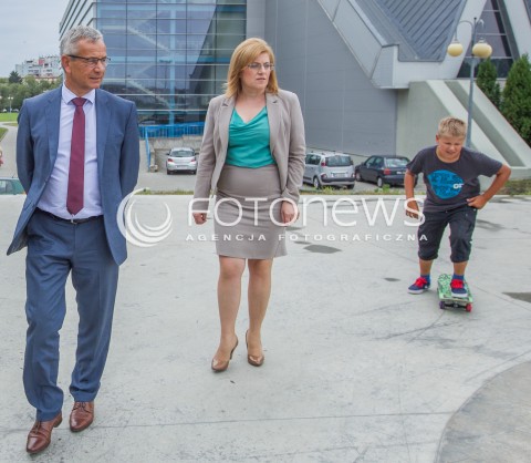  13.08.2014 RZESZOW<br />MINISTER SPORTU ANDRZEJ BIERNAT PODCZAS WIZYTY W SKATEPARKU W RZESZOWIE<br />N/Z ANDRZEJ BIERNAT (L) JOLANTA KAZMIERCZAK (C) CHLOPAK NA DESKOROLCE SKATEBOARD<br /> 