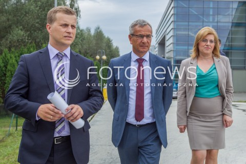  13.08.2014 RZESZOW<br />MINISTER SPORTU ANDRZEJ BIERNAT PODCZAS WIZYTY W SKATEPARKU W RZESZOWIE<br />N/Z ANDRZEJ BIERNAT (C) MARCIN DEREGOWSKI (L) JOLANTA KAZMIERCZAK (P)<br /> 