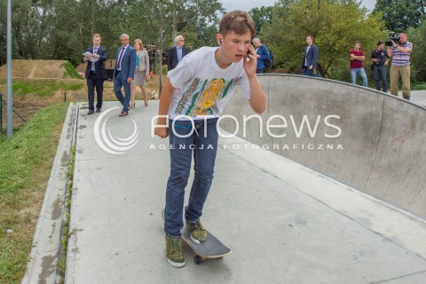  13.08.2014 RZESZOW<br />MINISTER SPORTU ANDRZEJ BIERNAT PODCZAS WIZYTY W SKATEPARKU W RZESZOWIE<br />N/Z ANDRZEJ BIERNAT CHLOPAK NA DESKOROLCE DESKOROLKA DESKOROLKARZ<br /> 