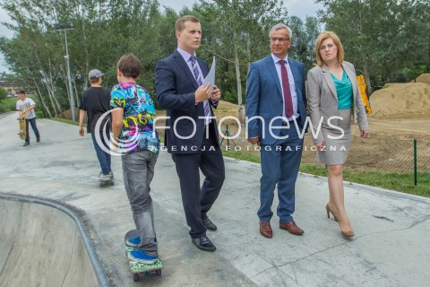  13.08.2014 RZESZOW<br />MINISTER SPORTU ANDRZEJ BIERNAT PODCZAS WIZYTY W SKATEPARKU W RZESZOWIE<br />N/Z ANDRZEJ BIERNAT (C) MARCIN DEREGOWSKI (L) JOLANTA KAZMIERCZAK (P)<br /> 