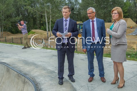  13.08.2014 RZESZOW<br />MINISTER SPORTU ANDRZEJ BIERNAT PODCZAS WIZYTY W SKATEPARKU W RZESZOWIE<br />N/Z ANDRZEJ BIERNAT (C) MARCIN DEREGOWSKI (L) JOLANTA KAZMIERCZAK (P)<br /> 