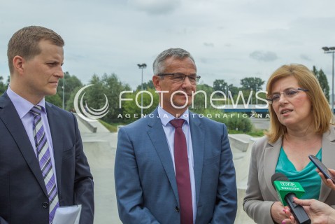  13.08.2014 RZESZOW<br />MINISTER SPORTU ANDRZEJ BIERNAT PODCZAS WIZYTY W SKATEPARKU W RZESZOWIE<br />N/Z ANDRZEJ BIERNAT (C) MARCIN DEREGOWSKI (L) JOLANTA KAZMIERCZAK (P)<br /> 