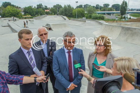 13.08.2014 RZESZOW<br />MINISTER SPORTU ANDRZEJ BIERNAT PODCZAS WIZYTY W SKATEPARKU W RZESZOWIE<br />N/Z ANDRZEJ BIERNAT (C) MARCIN DEREGOWSKI (L1) ANDRZEJ DEC (L2) JOLANTA KAZMIERCZAK (P)<br /> 
