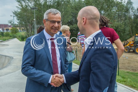  13.08.2014 RZESZOW<br />MINISTER SPORTU ANDRZEJ BIERNAT PODCZAS WIZYTY W SKATEPARKU W RZESZOWIE<br />N/Z ANDRZEJ BIERNAT (L) BARTOSZ GORSKI (P)<br /> 