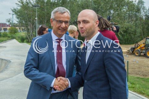  13.08.2014 RZESZOW<br />MINISTER SPORTU ANDRZEJ BIERNAT PODCZAS WIZYTY W SKATEPARKU W RZESZOWIE<br />N/Z ANDRZEJ BIERNAT (L) BARTOSZ GORSKI (P)<br /> 