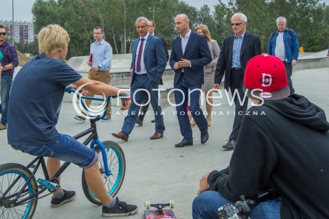  13.08.2014 RZESZOW<br />MINISTER SPORTU ANDRZEJ BIERNAT PODCZAS WIZYTY W SKATEPARKU W RZESZOWIE<br />N/Z ANDRZEJ BIERNAT BARTOSZ GORSKI DZIECI MLODZIEZ NA ROWERZE DESKOROLCE SKATEBOARD BMX<br /> 