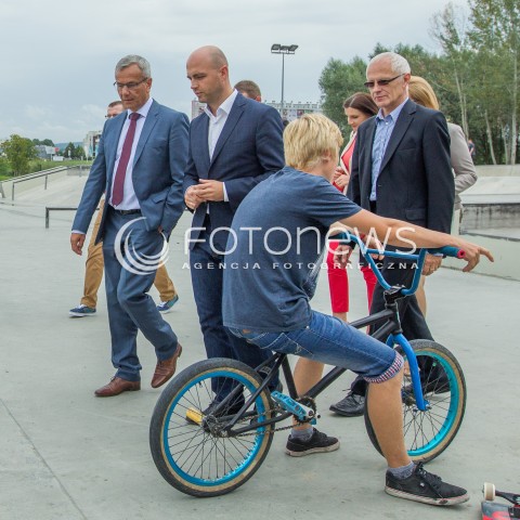  13.08.2014 RZESZOW<br />MINISTER SPORTU ANDRZEJ BIERNAT PODCZAS WIZYTY W SKATEPARKU W RZESZOWIE<br />N/Z ANDRZEJ BIERNAT BARTOSZ GORSKI DZIECI MLODZIEZ NA ROWERZE DESKOROLCE SKATEBOARD BMX<br /> 