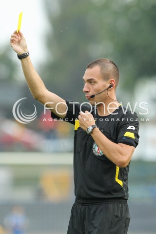  13.08.2014 RZESZOW PILKA NOZNA<br />PUCHAR POLSKI - I RUNDA<br />MECZ STAL RZESZOW - GORNIK LECZNA<br />N/Z ZBIGNIEW DOBRYNIN SEDZIA SYLWETKA ZOLTA KARTKA<br /> 