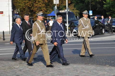  15.08.2014 WARSZAWA<br />OBCHODY SWIETA WOJSKA POLSKIEGO W WARSZAWIE<br />ZLOZENIE WIENCA PRZED POMNIKIEM MARSZALKA JOZEFA PILSUDSKIEGO<br />N/Z PREZYDENT RP BRONISLAW KOMOROWSKI TOMASZ SIEMONIAK STANISLAW KOZIEJ<br /> 
