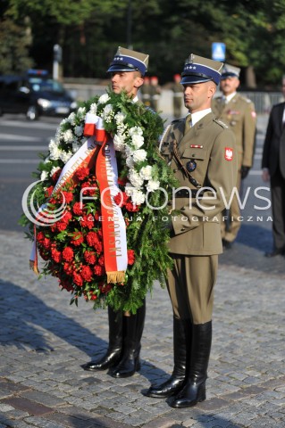  15.08.2014 WARSZAWA<br />OBCHODY SWIETA WOJSKA POLSKIEGO W WARSZAWIE<br />ZLOZENIE WIENCA PRZED POMNIKIEM MARSZALKA JOZEFA PILSUDSKIEGO<br />N/Z ZOLNIERZE WIENIEC<br /> 