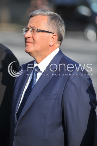  15.08.2014 WARSZAWA<br />OBCHODY SWIETA WOJSKA POLSKIEGO W WARSZAWIE<br />ZLOZENIE WIENCA PRZED POMNIKIEM MARSZALKA JOZEFA PILSUDSKIEGO<br />N/Z PREZYDENT RP BRONISLAW KOMOROWSKI<br /> 