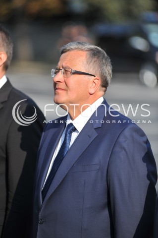  15.08.2014 WARSZAWA<br />OBCHODY SWIETA WOJSKA POLSKIEGO W WARSZAWIE<br />ZLOZENIE WIENCA PRZED POMNIKIEM MARSZALKA JOZEFA PILSUDSKIEGO<br />N/Z PREZYDENT RP BRONISLAW KOMOROWSKI<br /> 