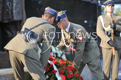  15.08.2014 WARSZAWA<br />OBCHODY SWIETA WOJSKA POLSKIEGO W WARSZAWIE<br />ZLOZENIE WIENCA PRZED POMNIKIEM MARSZALKA JOZEFA PILSUDSKIEGO<br />N/Z ZOLNIERZE WIENIEC<br /> 