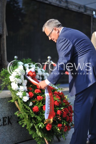  15.08.2014 WARSZAWA<br />OBCHODY SWIETA WOJSKA POLSKIEGO W WARSZAWIE<br />ZLOZENIE WIENCA PRZED POMNIKIEM MARSZALKA JOZEFA PILSUDSKIEGO<br />N/Z PREZYDENT RP BRONISLAW KOMOROWSKI<br /> 