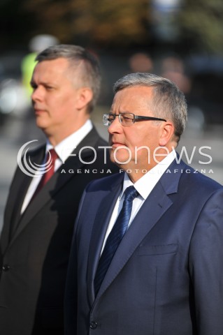  15.08.2014 WARSZAWA<br />OBCHODY SWIETA WOJSKA POLSKIEGO W WARSZAWIE<br />ZLOZENIE WIENCA PRZED POMNIKIEM MARSZALKA JOZEFA PILSUDSKIEGO<br />N/Z PREZYDENT RP BRONISLAW KOMOROWSKI<br /> 