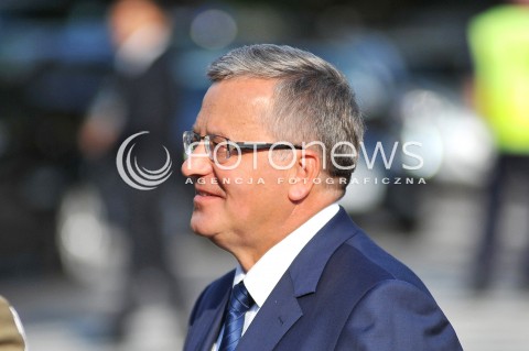  15.08.2014 WARSZAWA<br />OBCHODY SWIETA WOJSKA POLSKIEGO W WARSZAWIE<br />ZLOZENIE WIENCA PRZED POMNIKIEM MARSZALKA JOZEFA PILSUDSKIEGO<br />N/Z PREZYDENT RP BRONISLAW KOMOROWSKI<br /> 