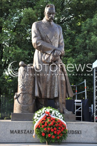  15.08.2014 WARSZAWA<br />OBCHODY SWIETA WOJSKA POLSKIEGO W WARSZAWIE<br />ZLOZENIE WIENCA PRZED POMNIKIEM MARSZALKA JOZEFA PILSUDSKIEGO<br />N/Z POMNIK MARSZALKA JOZEFA PILSUDSKIEGO<br /> 