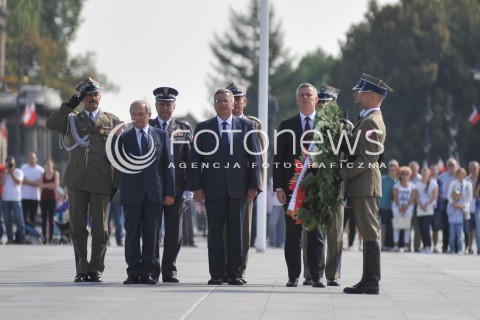  15.08.2014 WARSZAWA<br />OBCHODY SWIETA WOJSKA POLSKIEGO W WARSZAWIE<br />ZLOZENIE WIENCA PRZED GROBEM NIEZNANEGO ZOLNIERZA<br />N/Z PREZYDENT RP BRONISLAW KOMOROWSKI STANISLAW KOZIEJ TOMASZ SIEMONIAK<br /> 