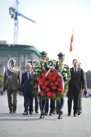 15.08.2014 WARSZAWA<br />OBCHODY SWIETA WOJSKA POLSKIEGO W WARSZAWIE<br />ZLOZENIE WIENCA PRZED GROBEM NIEZNANEGO ZOLNIERZA<br />N/Z ZOLNIERZE WIENIEC TOMASZ SIEMONIAK STANISLAW KOZIEJ<br /> 