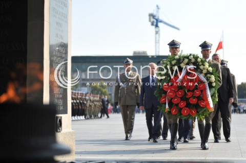  15.08.2014 WARSZAWA<br />OBCHODY SWIETA WOJSKA POLSKIEGO W WARSZAWIE<br />ZLOZENIE WIENCA PRZED GROBEM NIEZNANEGO ZOLNIERZA<br />N/Z ZOLNIERZE WIENIEC<br /> 