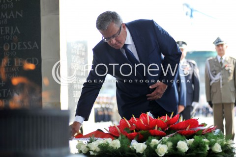  15.08.2014 WARSZAWA<br />OBCHODY SWIETA WOJSKA POLSKIEGO W WARSZAWIE<br />ZLOZENIE WIENCA PRZED GROBEM NIEZNANEGO ZOLNIERZA<br />N/Z PREZYDENT RP BRONISLAW KOMOROWSKI<br /> 
