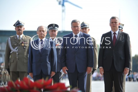  15.08.2014 WARSZAWA<br />OBCHODY SWIETA WOJSKA POLSKIEGO W WARSZAWIE<br />ZLOZENIE WIENCA PRZED GROBEM NIEZNANEGO ZOLNIERZA<br />N/Z PREZYDENT RP BRONISLAW KOMOROWSKI STANISLAW KOZIEJ TOMASZ SIEMONIAK LECH MAJEWSKI<br /> 