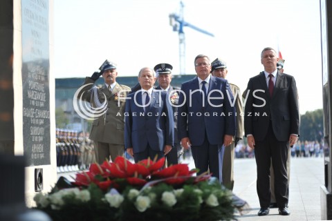  15.08.2014 WARSZAWA<br />OBCHODY SWIETA WOJSKA POLSKIEGO W WARSZAWIE<br />ZLOZENIE WIENCA PRZED GROBEM NIEZNANEGO ZOLNIERZA<br />N/Z PREZYDENT RP BRONISLAW KOMOROWSKI STANISLAW KOZIEJ TOMASZ SIEMONIAK LECH MAJEWSKI<br /> 