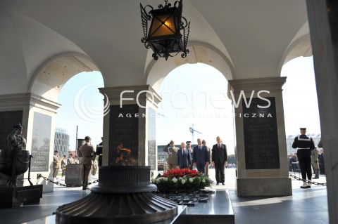  15.08.2014 WARSZAWA<br />OBCHODY SWIETA WOJSKA POLSKIEGO W WARSZAWIE<br />ZLOZENIE WIENCA PRZED GROBEM NIEZNANEGO ZOLNIERZA<br />N/Z PREZYDENT RP BRONISLAW KOMOROWSKI<br /> 