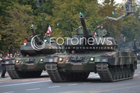  15.08.2014 WARSZAWA<br />OBCHODY SWIETA WOJSKA POLSKIEGO W WARSZAWIE<br />UROCZYSTOSCI PANSTWOWE<br />N/Z POJAZD WOJSKOWY CZOLG CZOLGI<br /> 