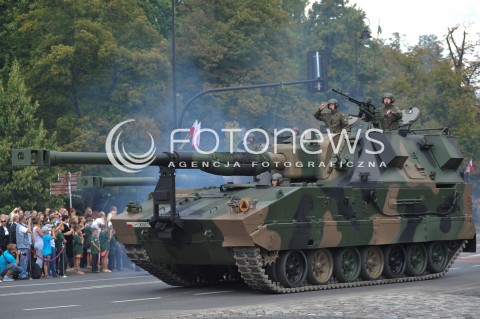  15.08.2014 WARSZAWA<br />OBCHODY SWIETA WOJSKA POLSKIEGO W WARSZAWIE<br />UROCZYSTOSCI PANSTWOWE<br />N/Z POJAZD WOJSKOWY CZOLG<br /> 