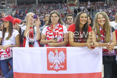  17.08.2014 KRAKOW ARENA<br />XII MEMORIAL HUBERTA JERZEGO WAGNERA<br />MECZ POLSKA - CHINY<br />N/Z KIBICE DOPING FLAGA GODLO KIBICKI DZIEWCZYNY POMALOWANE TWARZE BIALO CZERWONE KIBICUJA KOBIETY<br /> 