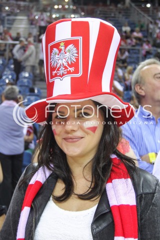  17.08.2014 KRAKOW ARENA<br />XII MEMORIAL HUBERTA JERZEGO WAGNERA<br />MECZ POLSKA - CHINY<br />N/Z KOBIETA KIBIC KAPELUSZ POMALOWANA WYMALOWANA TWARZ DOPING EMOCJE<br /> 
