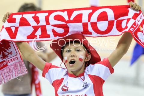  17.08.2014 KRAKOW ARENA<br />XII MEMORIAL HUBERTA JERZEGO WAGNERA<br />MECZ POLSKA - CHINY<br />N/Z KIBIC DOPING POMALOWANA TWARZ FLAGA SZALIK EMOCJE OPRAWA<br /> 