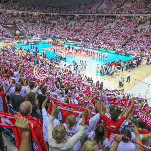  18.08.2014 KRAKOW ARENA<br />XII MEMORIAL HUBERTA JERZEGO WAGNERA<br />MECZ POLSKA - ROSJA ( MATCH POLAND - RUSSIA ) <br />N/Z KIBICE DOPING EMOCJE OPRAWA SZALIKI PASIAKI BIALO CZERWONE BARWY PELNA HALA WIDOK VIEW PANORAMA<br /> 