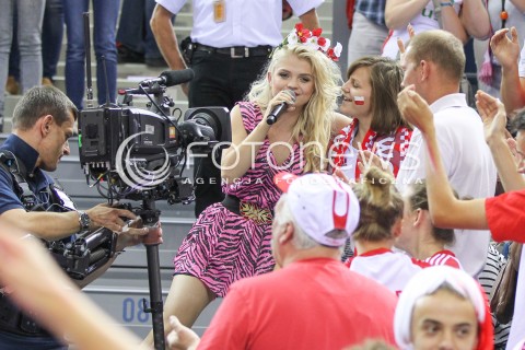  18.08.2014 KRAKOW ARENA<br />XII MEMORIAL HUBERTA JERZEGO WAGNERA<br />MECZ POLSKA - ROSJA ( MATCH POLAND - RUSSIA ) <br />N/Z MARGARET ( MALGORZATA JAMROZY )  - PIOSENKARKA - NAGRYWA TELEDYSK Z KIBICAMI<br /> 