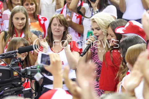  18.08.2014 KRAKOW ARENA<br />XII MEMORIAL HUBERTA JERZEGO WAGNERA<br />MECZ POLSKA - ROSJA ( MATCH POLAND - RUSSIA ) <br />N/Z MARGARET ( MALGORZATA JAMROZY )  - PIOSENKARKA - NAGRYWA TELEDYSK Z KIBICAMI<br /> 