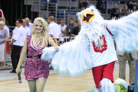  18.08.2014 KRAKOW ARENA<br />XII MEMORIAL HUBERTA JERZEGO WAGNERA<br />MECZ POLSKA - ROSJA ( MATCH POLAND - RUSSIA ) <br />N/Z MARGARET ( MALGORZATA JAMROZY ) - PIOSENKARKA - MASKOTKA REPREZENTACJI POLSKI OPRAWA<br /> 