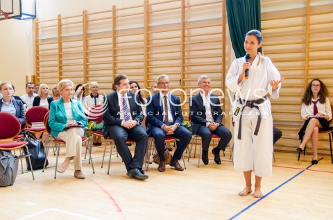  01.09.2014 WARSZAWA<br />
UROCZYSTE ROZPOCZECIE ROKU SZKOLNEGO Z UDZIALEM MINISTRA SPORTU I TURYSTYKI ANDRZEJEM BIERNATEM <br />
N/Z MINISTER SPORTU I TURYSTYKI ANDRZEJ BIERNAT ANNA LEWANDOWSKA<br />
 