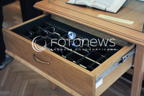  09.09.2014 WARSZAWA<br />POSIEDZENIE RADY MINISTROW<br />N/Z TELEFONY MINISTROW SZUFLADA NA TELEFONY DEPOZYT<br /> 