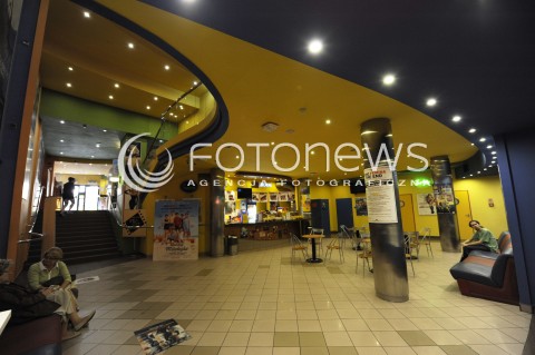  10.09.2014 WARSZAWA<br />
KINO FEMINA JUZ ZA KILKA DNI MA ZOSTAC ZAMKNIETE A W JEGOMIEJSCE W CENTRUM WARSZAWY POWSTANIE SKLEP BIEDRONKA<br />
N/Z HALL POCZEKALNIA<br />
 