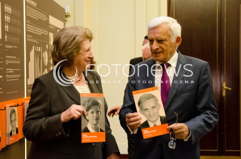 12.09.2014 WARSZAWA SPOTKANIE PREMIEROW Z OKAZJI 25 LECIA POWOLANIA RZADU TADEUSZA MAZOWIECKIEGO N/Z JERZY BUZEK HANNA SUCHOCKA POZUJACY ZE SWOIMI ZDJECIAMI  