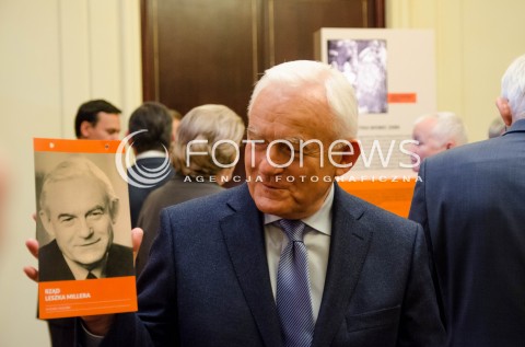  12.09.2014 WARSZAWA SPOTKANIE PREMIEROW Z OKAZJI 25 LECIA POWOLANIA RZADU TADEUSZA MAZOWIECKIEGO N/Z  LESZEK MILLER POZUJACY ZE SWOIM ZDJECIEM  